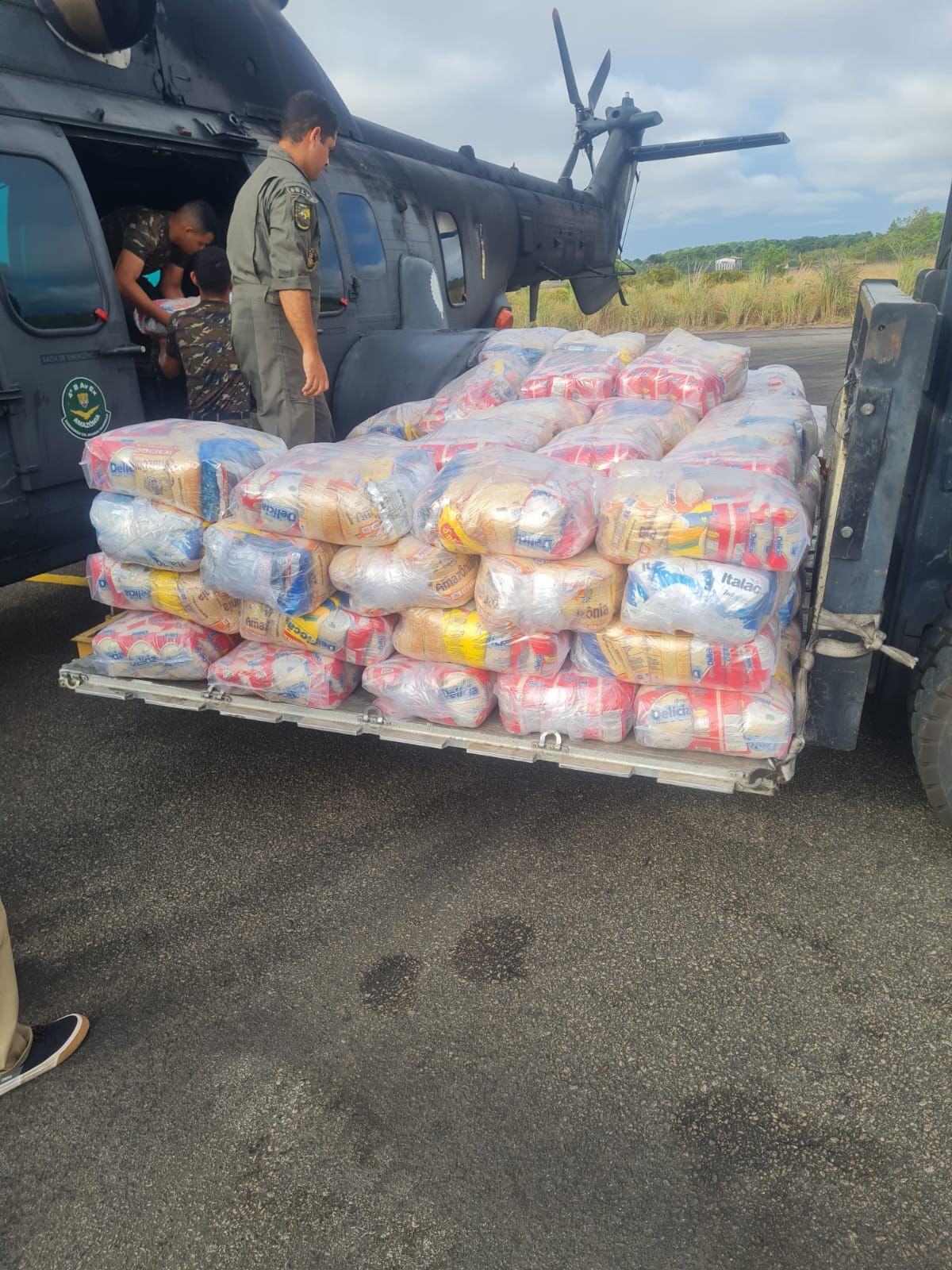 Forças Armadas entrega 4.400kg de alimentos na Terra Yanomami, em RR 