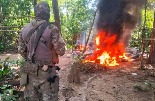 Queima de um dos acampamentos utilizados para garimpo ilegal na região da comunidade indígena de Rerebe - Foto: Forças Armadas/Divulgação