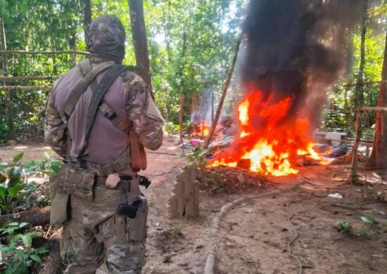 Queima de um dos acampamentos utilizados para garimpo ilegal na região da comunidade indígena de Rerebe - Foto: Forças Armadas/Divulgação