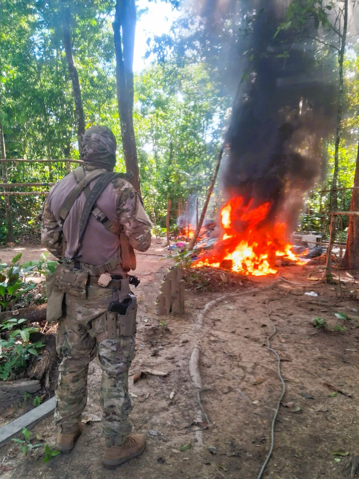 Queima de um dos acampamentos utilizados para garimpo ilegal na região da comunidade indígena de Rerebe - Foto: Forças Armadas/Divulgação