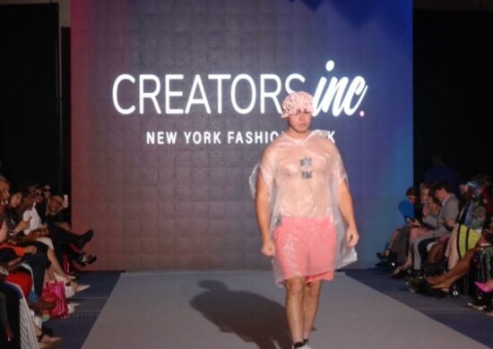 Youtuber invade desfile de Moda em NY vestindo sacola e touca de banho