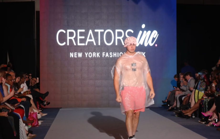 Youtuber invade desfile de Moda em NY vestindo sacola e touca de banho