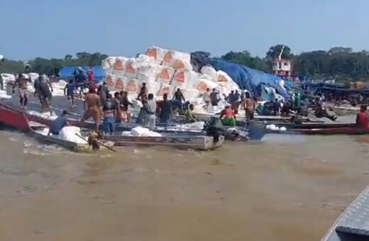 Imagens mostram que barco teve mercadoria saqueada - Foto: Reprodução/WhatsApp