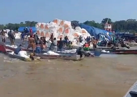 Imagens mostram que barco teve mercadoria saqueada - Foto: Reprodução/WhatsApp