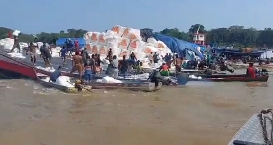 Imagens mostram que barco teve mercadoria saqueada - Foto: Reprodução/WhatsApp