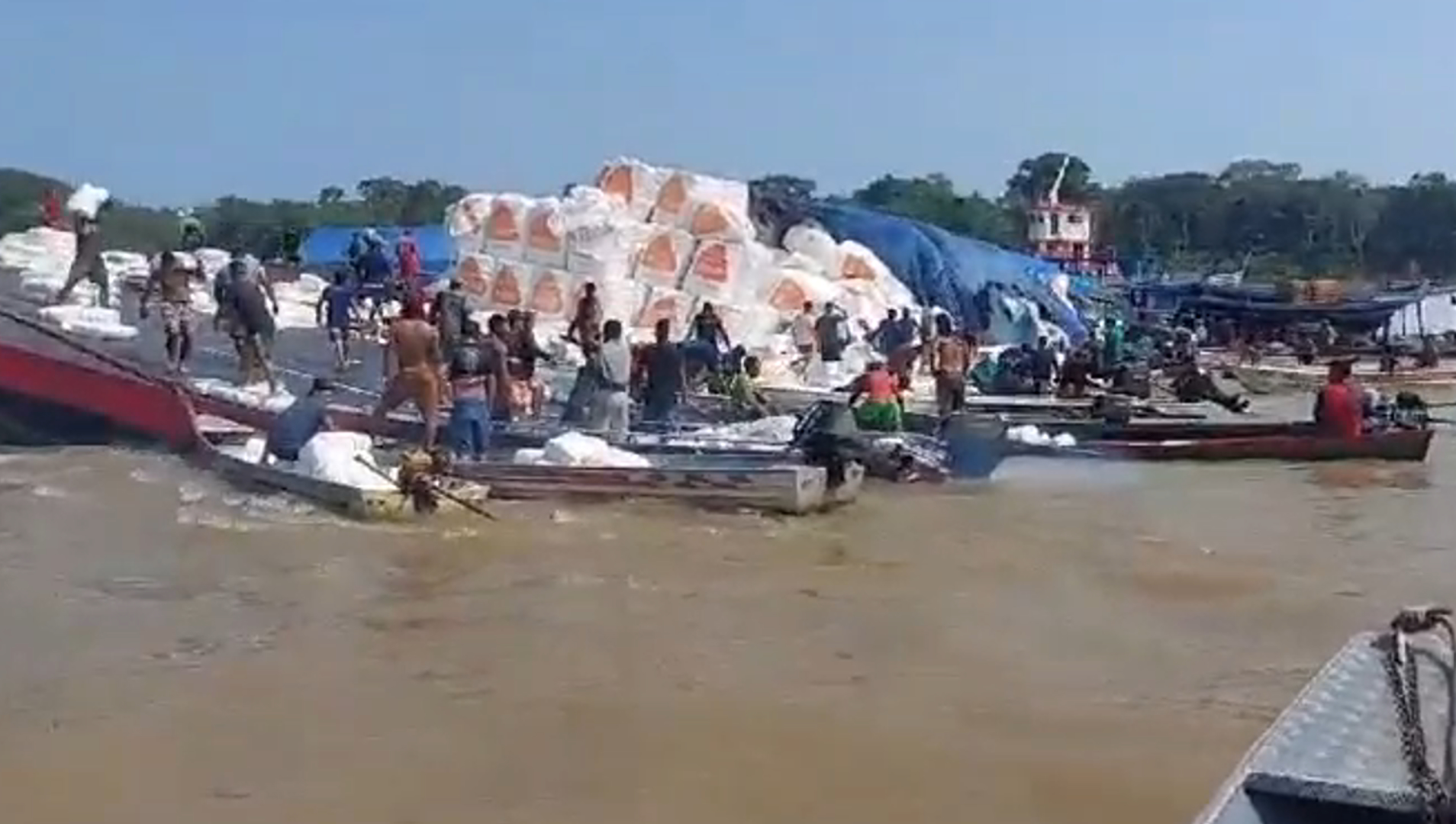 Imagens mostram que barco teve mercadoria saqueada - Foto: Reprodução/WhatsApp