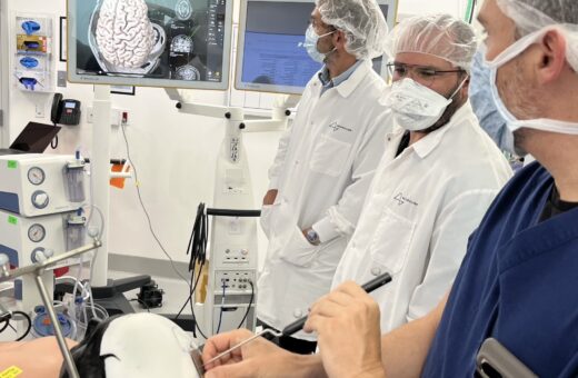 Neuralink busca pacientes com parilisia para implante de chip cerebral - Foto: Reprodução/X @neuralink