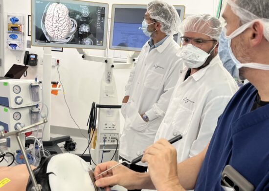 Neuralink busca pacientes com parilisia para implante de chip cerebral - Foto: Reprodução/X @neuralink