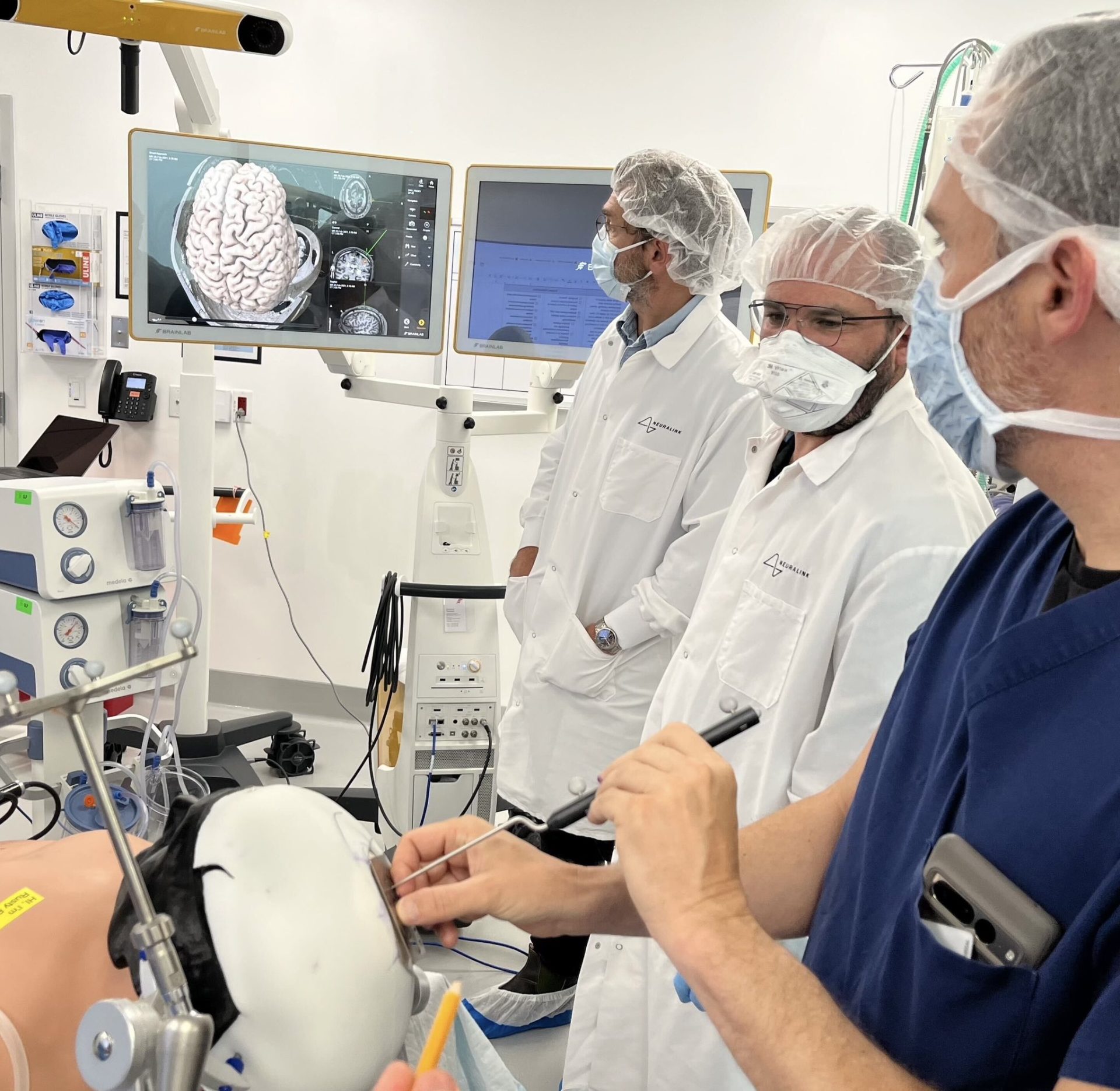 Neuralink busca pacientes com parilisia para implante de chip cerebral - Foto: Reprodução/X @neuralink