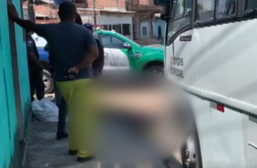 Corpo de homem é abandonado em esquina da Zona Norte de Manaus - Foto: Reprodução/TV Norte Amazonas