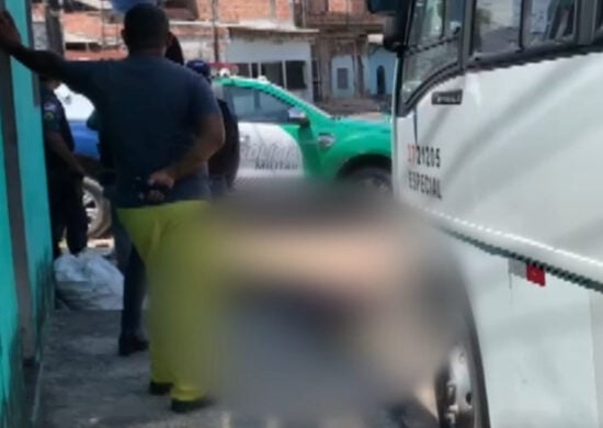 Corpo de homem é abandonado em esquina da Zona Norte de Manaus - Foto: Reprodução/TV Norte Amazonas