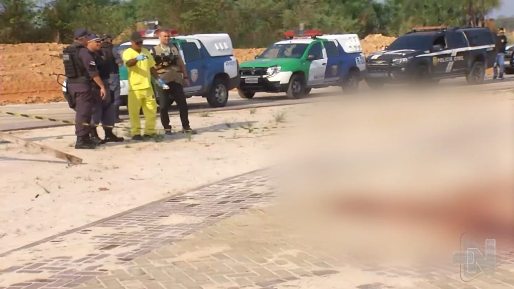 Corpo de homem esfaqueado 13 vezes é encontrado em avenida de Manaus – Foto: Reprodução/TV Norte Amazonas