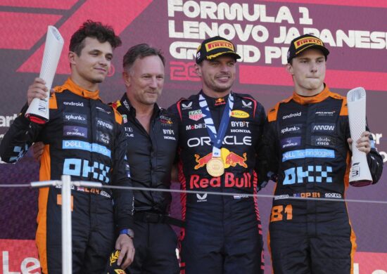 Max Verstappen, Lando Norris e Oscar Piastri vão ao pódio após a prova do Grande Prêmio do Japão de Fórmula 1 - Foto: Toru Hanai/Associated Press/Estadão Conteúdo