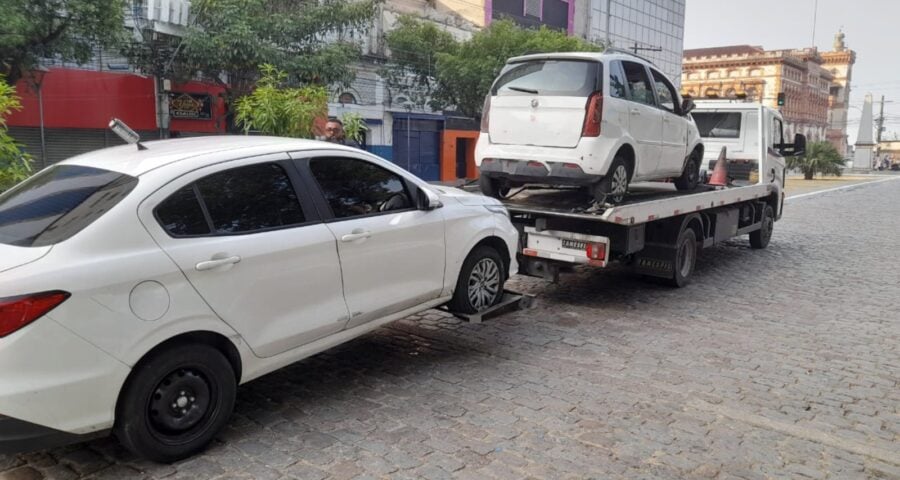 Dois táxis foram apreendidos durante fiscalização - Foto: Divulgação/IMMU