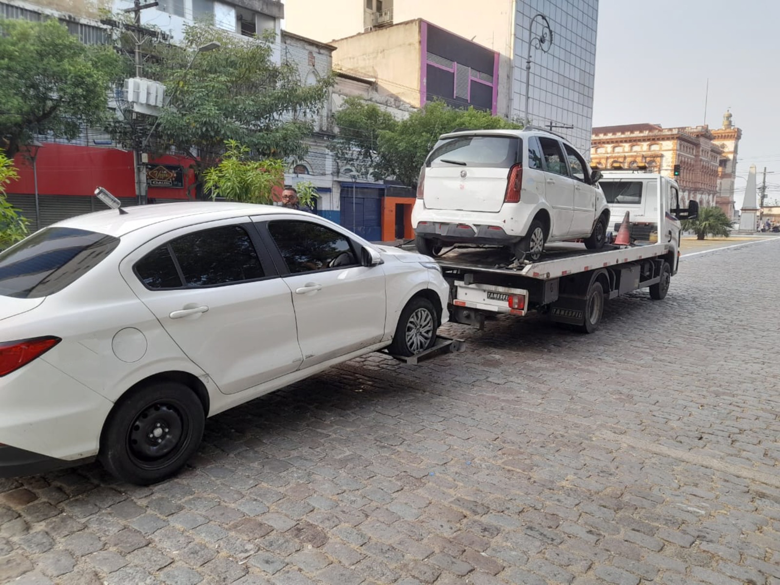 Dois táxis foram apreendidos durante fiscalização - Foto: Divulgação/IMMU