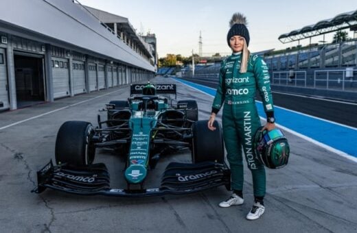 Britânica Jessica Hawkins é a primeira mulher a pilotar em testes na Fórmula 1 - Foto: Reprodução/ X @AstonMartinF1