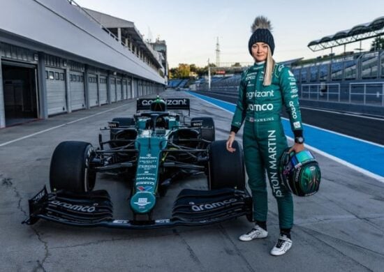 Britânica Jessica Hawkins é a primeira mulher a pilotar em testes na Fórmula 1 - Foto: Reprodução/ X @AstonMartinF1