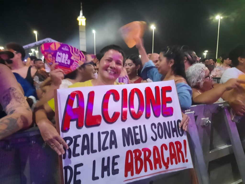 Marcia Moura, 43, fez um cartaz para assistir o show da cantora Alcione no Mormaço Cultural - Foto: Portal Norte/Arquivo