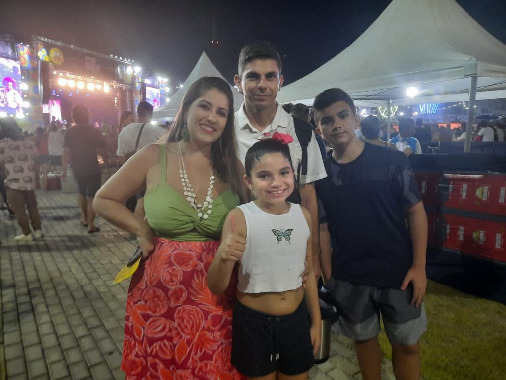 Kariny Montefusco e família prestigiando a primeira noite do evento - Foto: Portal Norte em Roraima/Arquivo
