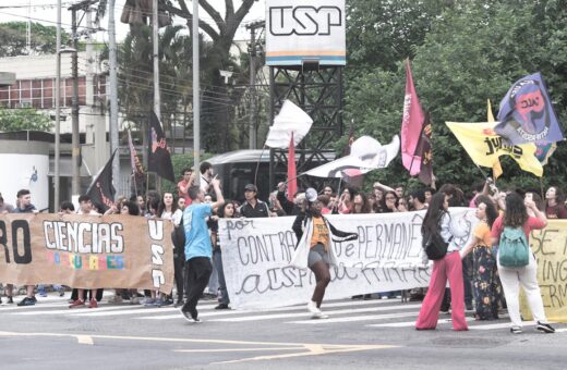 Alunos e professores protestam pela contratação de novos docentes - Foto: Reprodução/Instagram @dceusp/@octavio_ernani