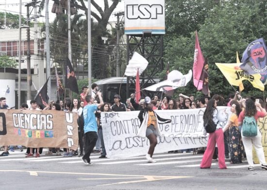 Alunos e professores protestam pela contratação de novos docentes - Foto: Reprodução/Instagram @dceusp/@octavio_ernani