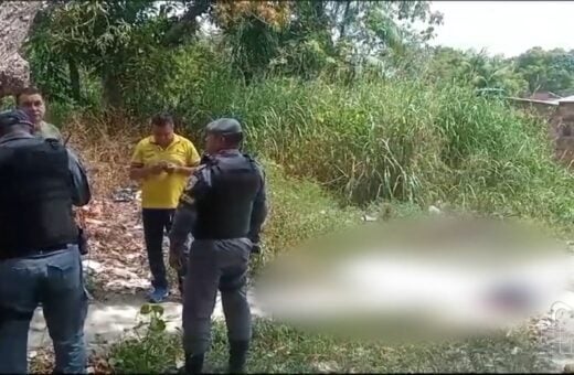 Moradores encontram corpo após tiros em beco na Zona Leste de Manaus - Foto: Reprodução/TV Norte Amazonas