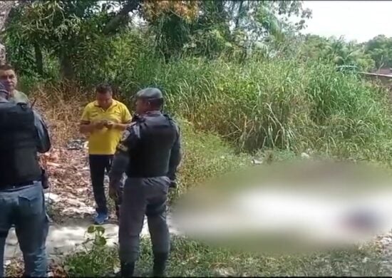 Moradores encontram corpo após tiros em beco na Zona Leste de Manaus - Foto: Reprodução/TV Norte Amazonas