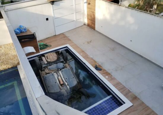 Duas mulheres conseguiram sair do carro que estava submerso na piscina - Foto: Reprodução/X @diretodomiolo