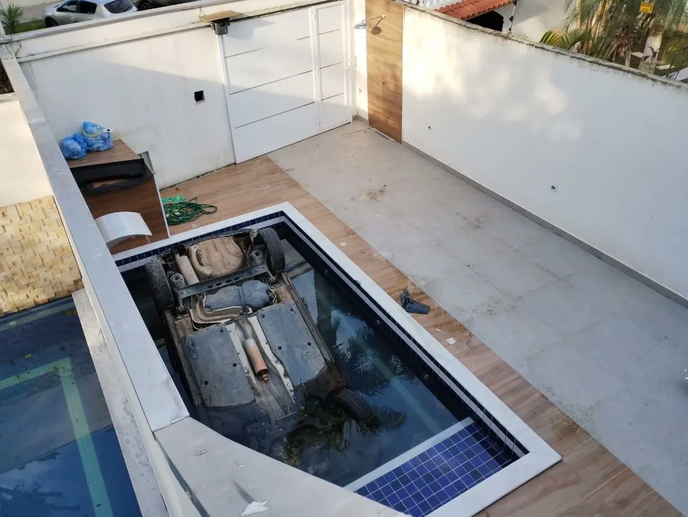 Duas mulheres conseguiram sair do carro que estava submerso na piscina - Foto: Reprodução/X @diretodomiolo