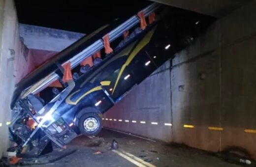 O acidente com o ônibus de turismo ocorreu por volta das 2h50 da madrugada na altura do km 121 da Rodovia Governador Adhemar Pereira de Barros Foto: Reprodução | X@itapevi_n4