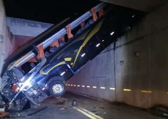 O acidente com o ônibus de turismo ocorreu por volta das 2h50 da madrugada na altura do km 121 da Rodovia Governador Adhemar Pereira de Barros Foto: Reprodução | X@itapevi_n4