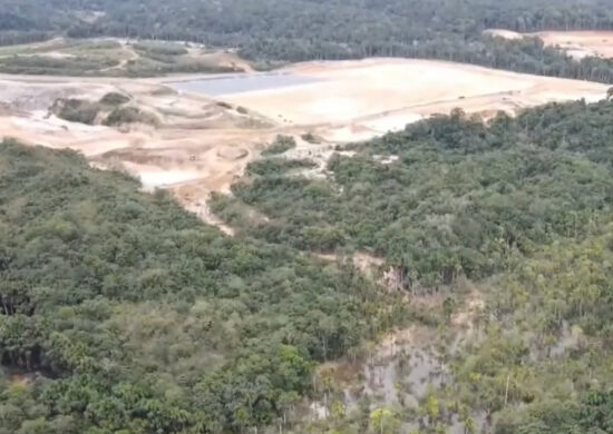 Propaganda de empresa quer vender que aterro sanitário não atinge rio Tarumã – Foto: Reprodução/TV Norte Amazonas