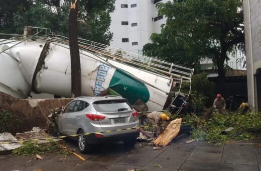 Queda da caixa d'água foi flagrada por um morador da região - Foto: Corpo de Bombeiros de Recife