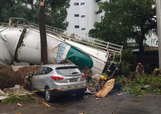 Queda da caixa d'água foi flagrada por um morador da região - Foto: Corpo de Bombeiros de Recife