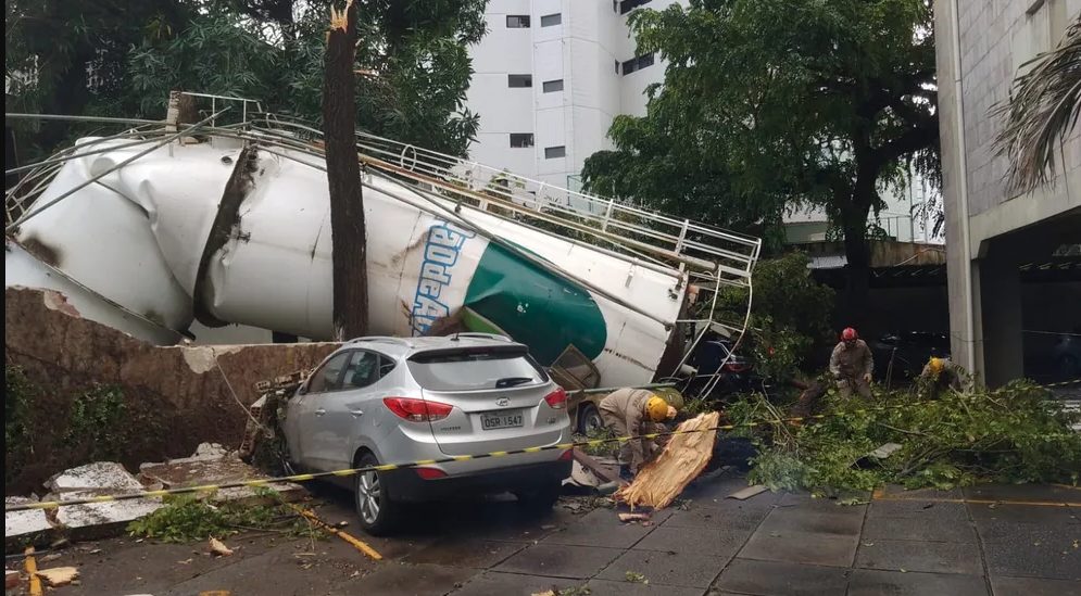 Queda da caixa d'água foi flagrada por um morador da região - Foto: Corpo de Bombeiros de Recife