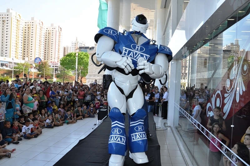 Robô de 2,5 metros da Havan ‘aterrisa’ em Manaus no fim de semana