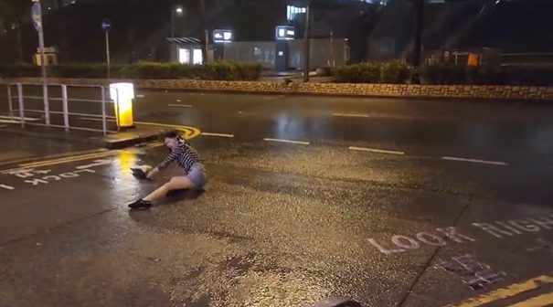vídeo mostra mulher sendo arrastada por tufão na China