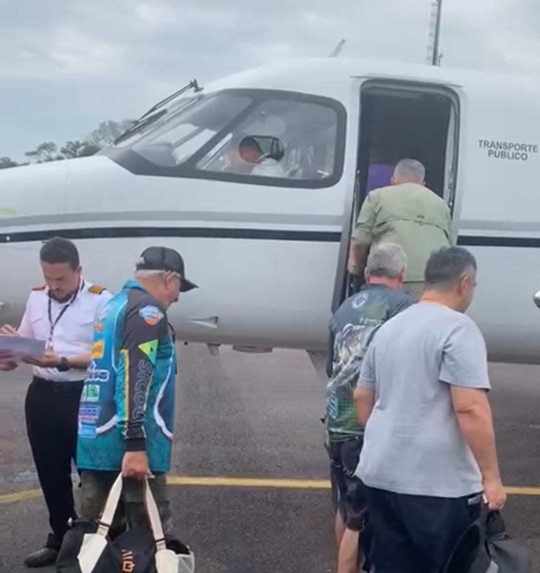 Vídeo mostra turistas entrando na aeronave momentos antes de cair em Barcelos, no AM