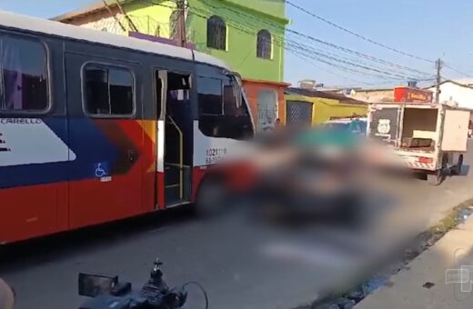 Vigilante morre ao ser atropelado por micro-ônibus em cruzamento - Foto: Reprodução/TV Norte Amazonas