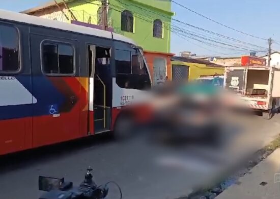 Vigilante morre ao ser atropelado por micro-ônibus em cruzamento - Foto: Reprodução/TV Norte Amazonas