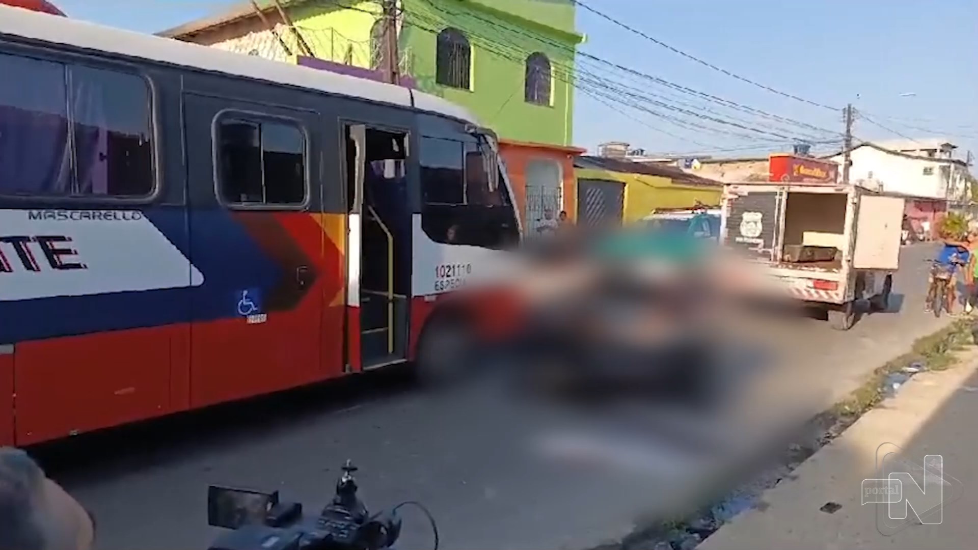 Vigilante morre ao ser atropelado por micro-ônibus em cruzamento - Foto: Reprodução/TV Norte Amazonas