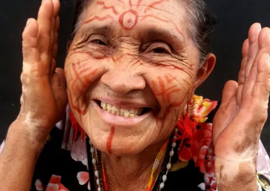 Prêmio Vó Bernaldina, mestra e anciã da cultura Macuxi - Foto: Reprodução/Facebook/Jaider Esbell