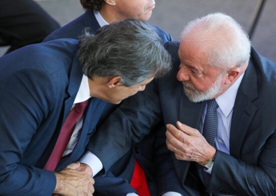 Presidente Luiz Inácio Lula da Silva e o ministro da Fazenda, Fernando Haddad, durante cerimônia no Palácio do Planalto - Foto: Fabio Rodrigues-Pozzebom/ Agência Brasil