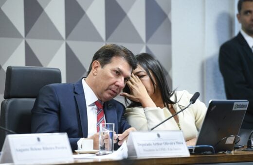 Presidente da CPMI, deputado Arthur Oliveira Maia (União-BA); relatora da CPMI, senadora Eliziane Gama (PSD-MA) - Foto: Marcos Oliveira/Agência Senado