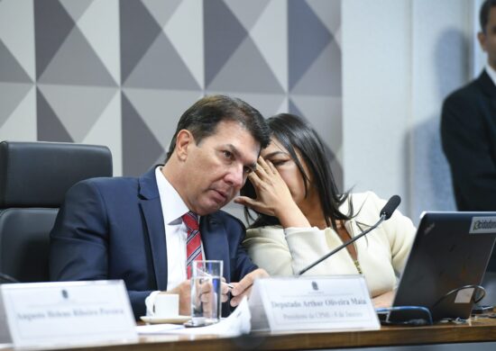 Presidente da CPMI, deputado Arthur Oliveira Maia (União-BA); relatora da CPMI, senadora Eliziane Gama (PSD-MA) - Foto: Marcos Oliveira/Agência Senado