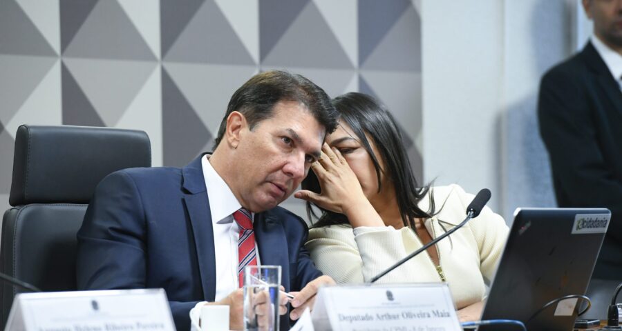 Presidente da CPMI, deputado Arthur Oliveira Maia (União-BA); relatora da CPMI, senadora Eliziane Gama (PSD-MA) - Foto: Marcos Oliveira/Agência Senado