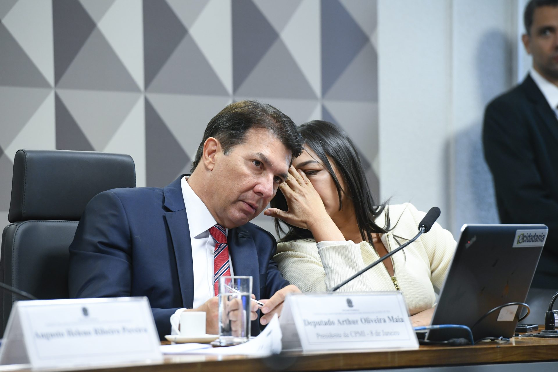 Presidente da CPMI, deputado Arthur Oliveira Maia (União-BA); relatora da CPMI, senadora Eliziane Gama (PSD-MA) - Foto: Marcos Oliveira/Agência Senado