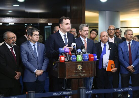 Presidente do Senado Federal, Rodrigo Pacheco (PSD-MG), concede entrevista após reunião com sindicalistas - Foto: Marcos