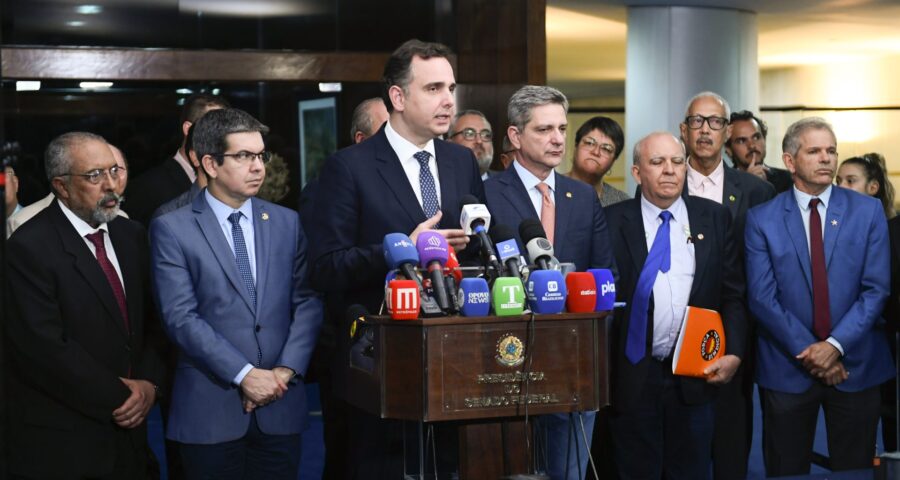 Presidente do Senado Federal, Rodrigo Pacheco (PSD-MG), concede entrevista após reunião com sindicalistas - Foto: Marcos