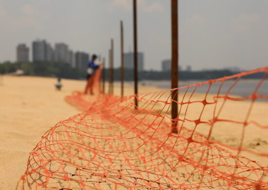 O acesso a faixa de areia da praia segue liberada